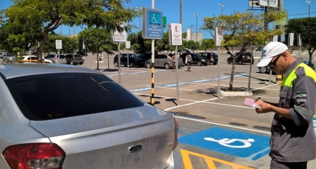 Projeto endurece punição por estacionamento irregular em vaga especial